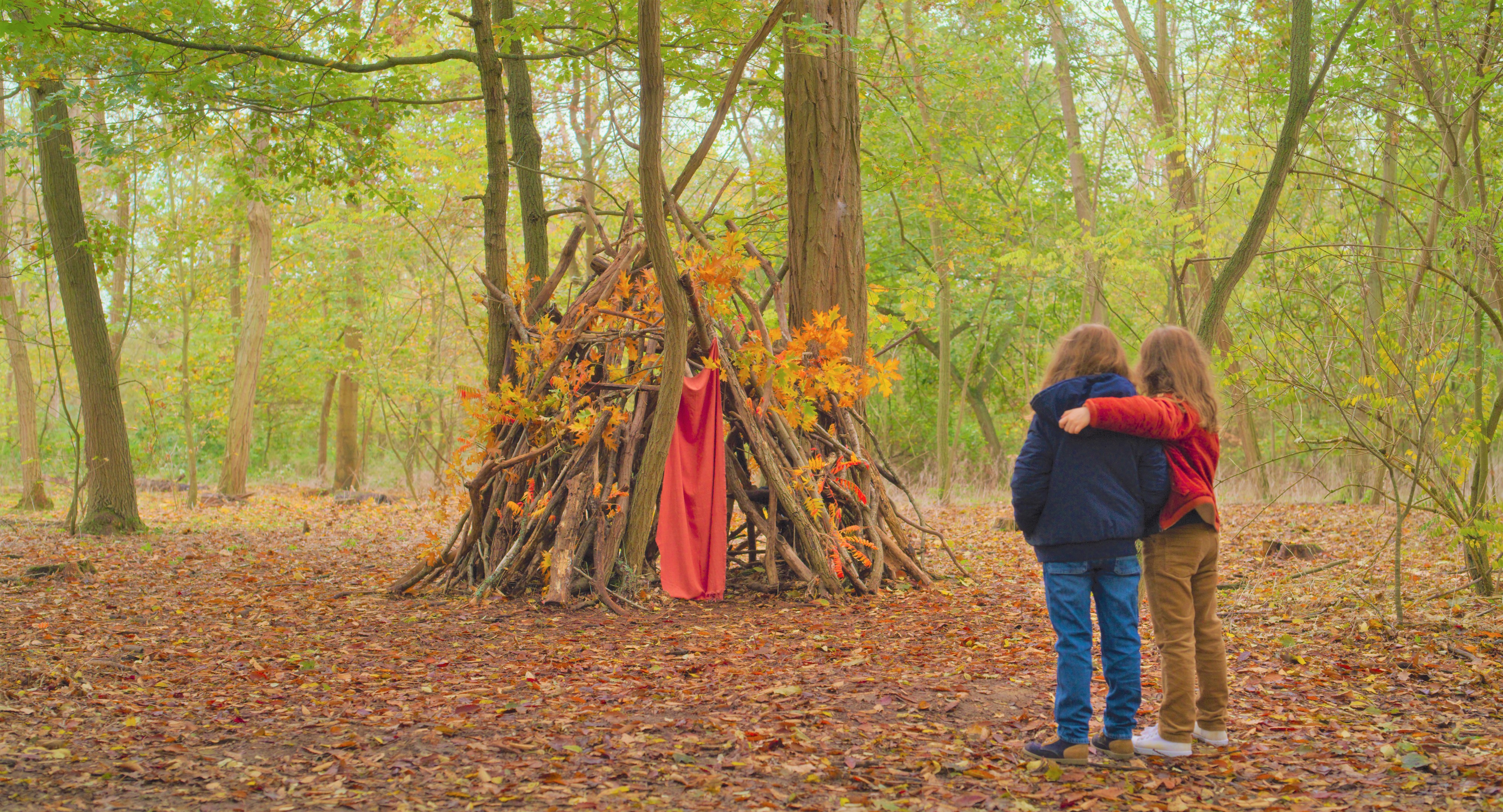 兩位小女孩齊心合力搭建樹屋。（劇照提供：海鵬影業）